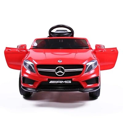 Carro eléctrico montable rojo Mercedes Benz GLA45 AMG con detalles realistas.