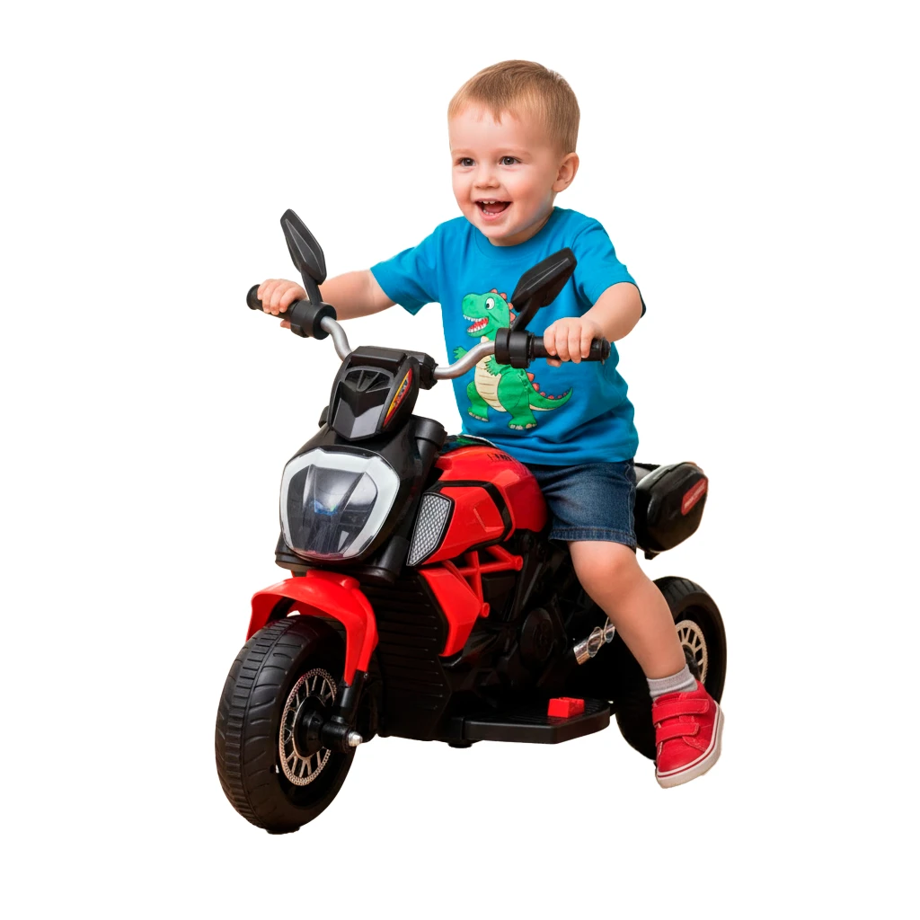Niño sonriendo montando una moto eléctrica de juguete roja.