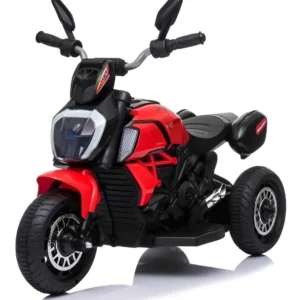 Moto eléctrica de juguete roja de tres ruedas con manubrios de silicona y rines cromados.