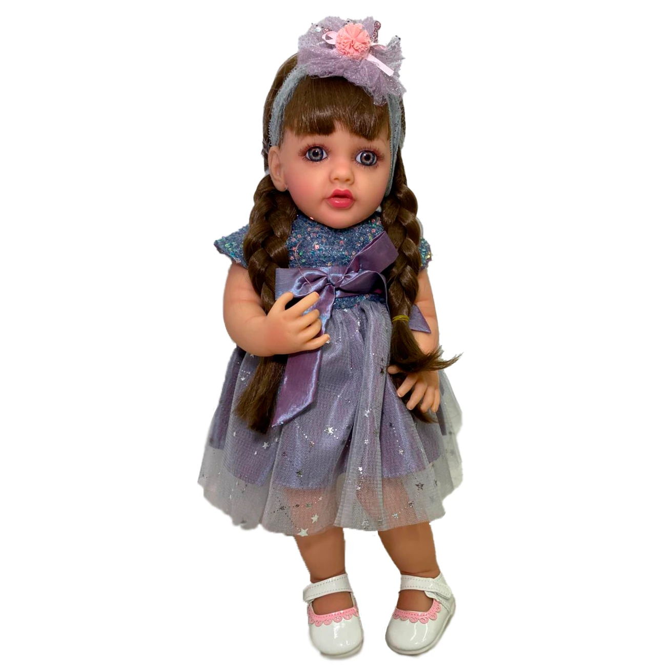 Muñeca de vinilo con vestido morado y lazo decorativo.