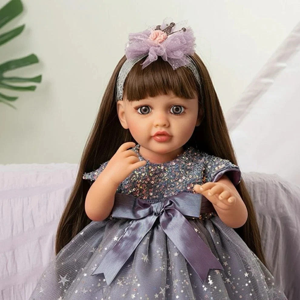 Muñeca de silicona vestida con vestido brillante y diadema.