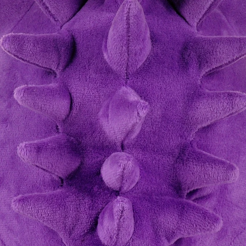 Primer plano de un peluche púrpura con púas suaves.